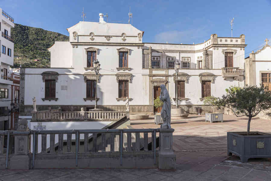 Tenerife 221 - Icod de los Vinos - plaza de Luis de León Huerta.jpg
